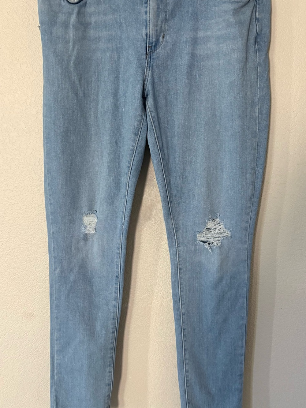 Levi’s 711 Distressed Skinny Jeans sz 33